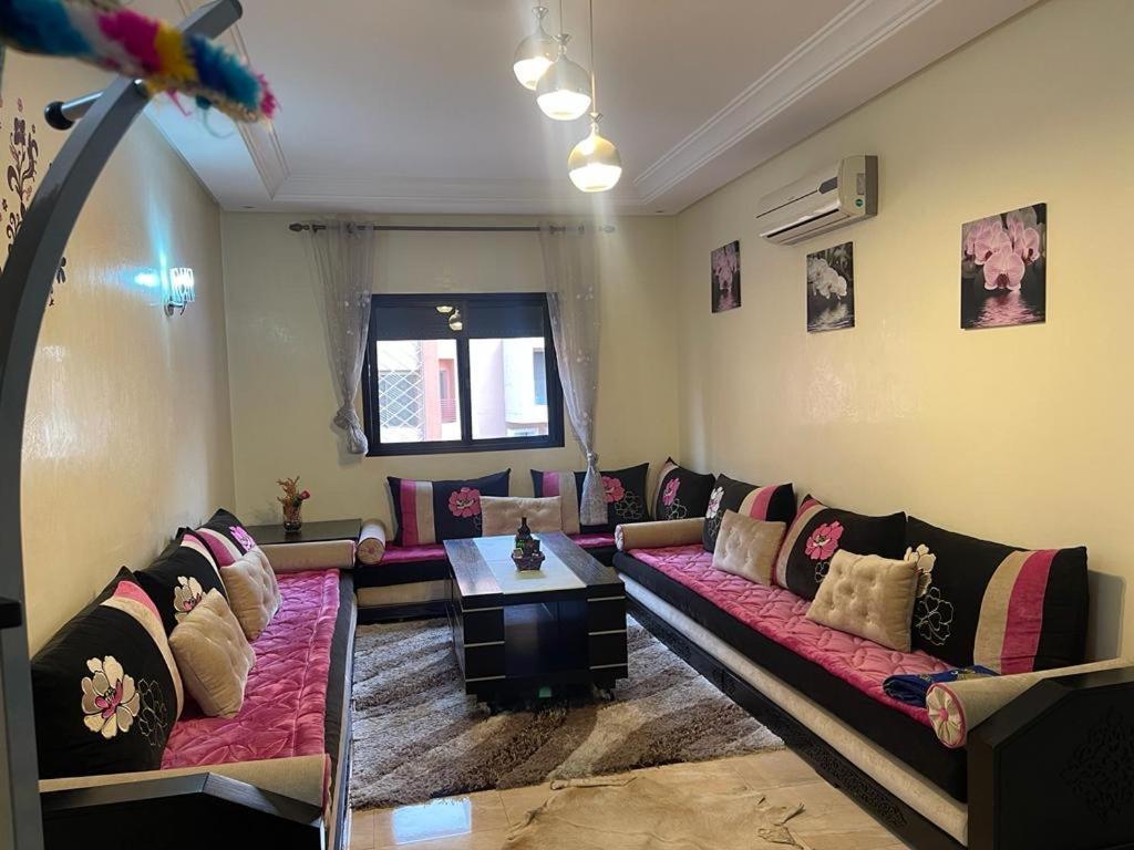 Magnifique Appartement Spacieux Confort Propre Familial 2 Chambres Salon Et Salle A Manger A 20Mn A Pied De Place Jemaa El Fina 4 Piscines Dans Espace De Golf A 12 Mn En Voitures L Entree Est Gratuit Pour La Clientele Ouvert Entre 10H Et 20H مراكش المظهر الخارجي الصورة