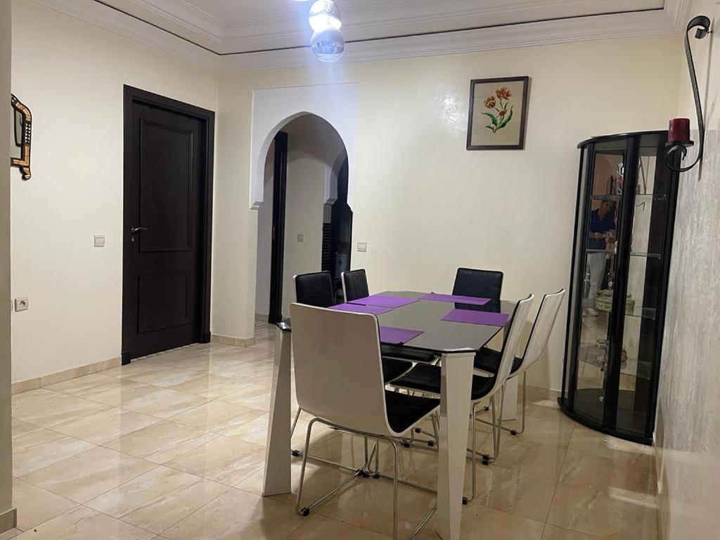 Magnifique Appartement Spacieux Confort Propre Familial 2 Chambres Salon Et Salle A Manger A 20Mn A Pied De Place Jemaa El Fina 4 Piscines Dans Espace De Golf A 12 Mn En Voitures L Entree Est Gratuit Pour La Clientele Ouvert Entre 10H Et 20H مراكش المظهر الخارجي الصورة