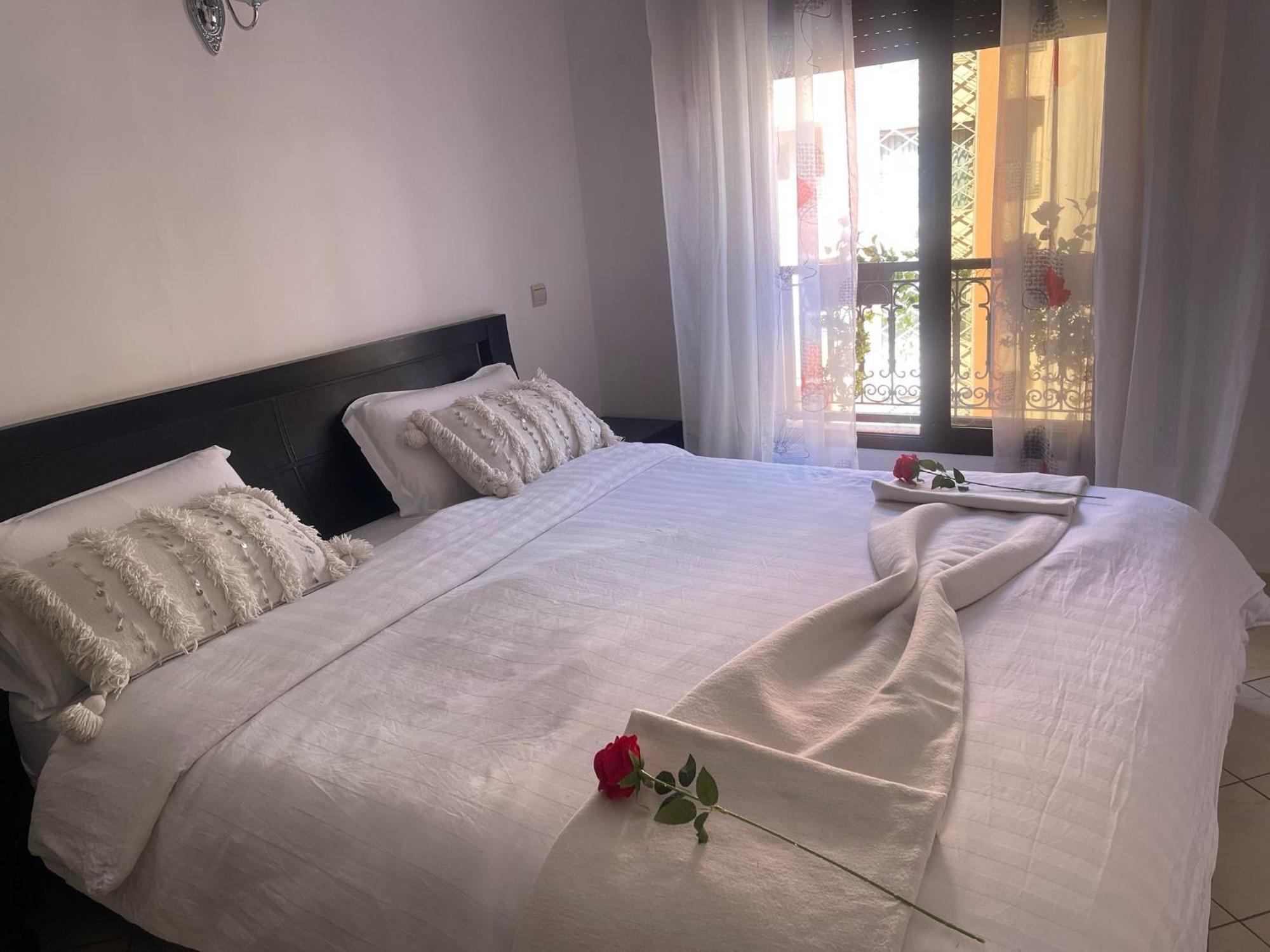 Magnifique Appartement Spacieux Confort Propre Familial 2 Chambres Salon Et Salle A Manger A 20Mn A Pied De Place Jemaa El Fina 4 Piscines Dans Espace De Golf A 12 Mn En Voitures L Entree Est Gratuit Pour La Clientele Ouvert Entre 10H Et 20H مراكش المظهر الخارجي الصورة