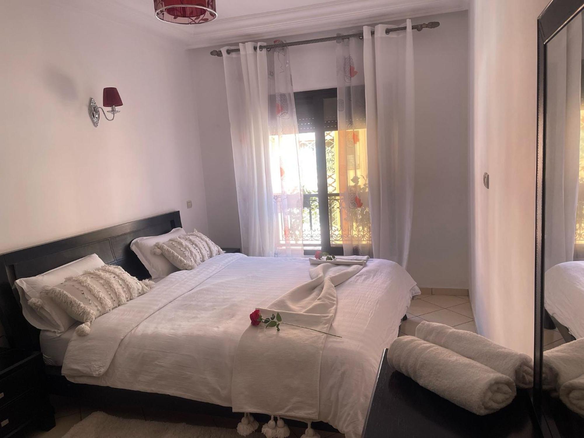 Magnifique Appartement Spacieux Confort Propre Familial 2 Chambres Salon Et Salle A Manger A 20Mn A Pied De Place Jemaa El Fina 4 Piscines Dans Espace De Golf A 12 Mn En Voitures L Entree Est Gratuit Pour La Clientele Ouvert Entre 10H Et 20H مراكش المظهر الخارجي الصورة